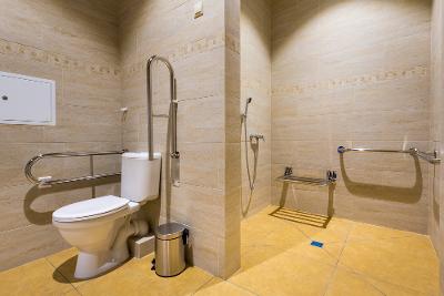 Hoe richt je een badkamer in voor mensen met een handicap?